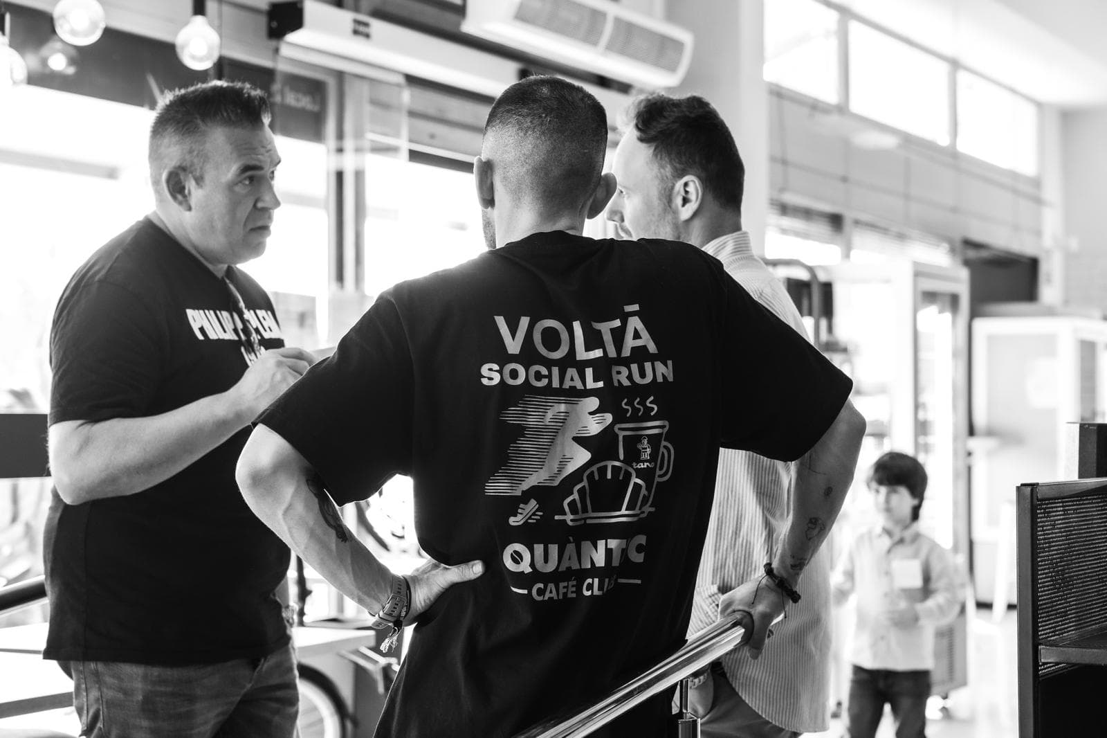 Clientes conversando dentro de Volta Café